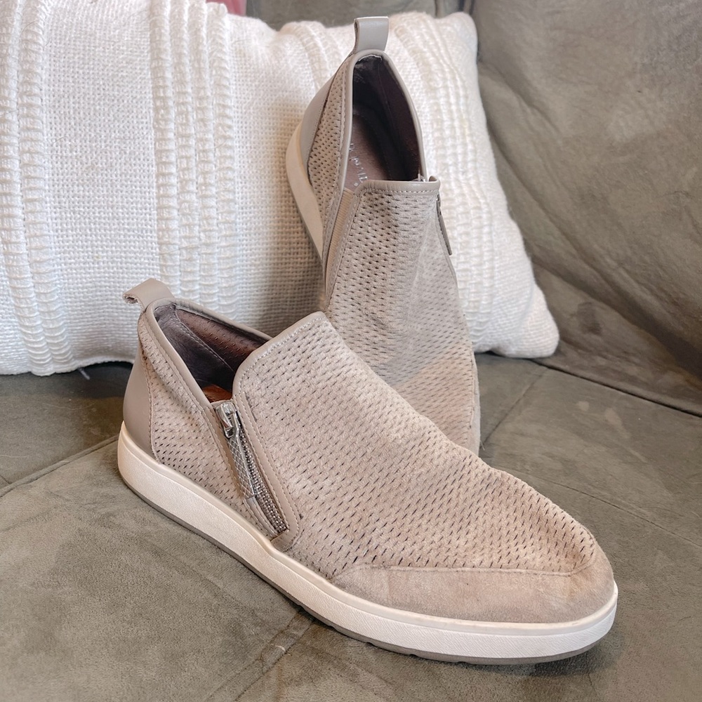 Donald J Pliner sneaker